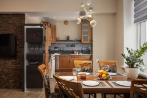 Lovely 2-bdrm condo ideal for couples and family with children, free parking on premises